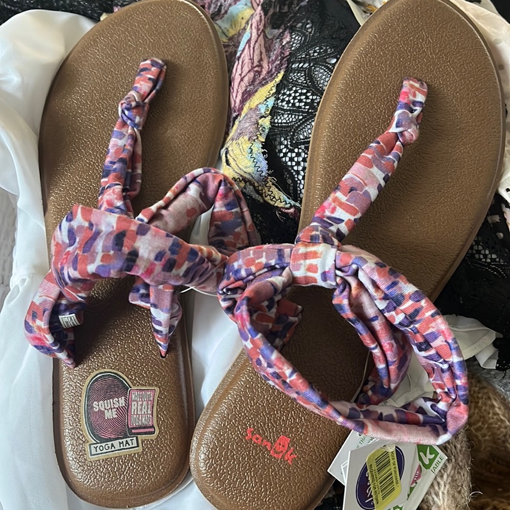 Nwt sanuk sandals
